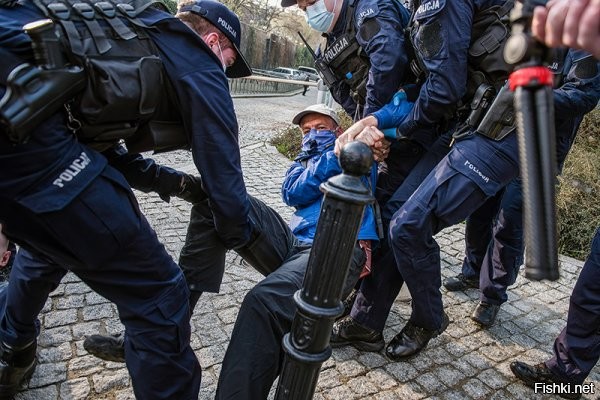 21 окт, 19:33 


 
В Польше арестовали украинца по обвинению в шпионаже в пользу России



Польский суд отправил под арест украинца, обвиняемого в шпионаже в пользу России. Об этом сообщает пресс-служба Агентства внутренней безопасности Польши.

Сотрудники ведомства задержали 21-летнего гражданина Украины Данило Хватко. 16 октября. На следующий день ему предъявили обвинение в шпионаже. Суд отправил украинца под арест на три месяца.



По информации Bloomberg, арестованному 21 год. Он работал на почтовом складе и жил недалеко от железной дороги из Европы через Польшу в Украину.

ЗЫ
Отправят его домой на Украину и далее в окопы ВСУ...