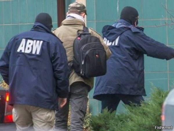 В Польше заявили о задержании 55 человек, действующих «в интересах России»



Варшава, 21 октября 2025, 13:29 - Сотрудники Агентства внутренней безопасности Польши (ABW) задержали 55 человек за действия в интересах иностранной разведки. Об этом сообщает Reuters со ссылкой на пресс-секретаря координатора спецслужб Яцека Добжиньского.

«За последние месяцы сотрудники Агентства внутренней безопасности задержали в общей сложности 55 человек, которые действовали во вред Польше, действуя в интересах российской разведки»,   подчеркнул Добжиньский.

Он также подтвердил информацию о том, что, в частности, в последние дни сотрудники Агентства внутренней безопасности совместно с другими службами задержали восемь человек.

19 сентября Добжиньский рассказал о том, что на территорию Польши пытались пробраться иностранные граждане через тоннель с территории Белоруссии. Люди «по ту сторону заграждения» забросали польских пограничников камнями, после чего в них полетел коктейль Молотова, сообщил пресс-секретарь. Впоследствии польские пограничники задержали 10 иностранцев (пятеро граждан Афганистана и пятеро граждан Эритреи).

Пшеки одержимы шпиономанией