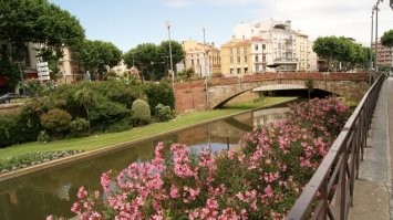 Была в Перпиньяне.
Отдыхали в Испании, взяли машину и решили прокатиться по окрестностям
Тогда удивило как "сглажены" границы. Вот мы едем по Испании и ... тадам уже Франция.
Перпиньян приятный городок. Достопримечательностей нет особо-крепостные стены разве что. Просто погулять.
Впечатление от города- расслабляемся)))