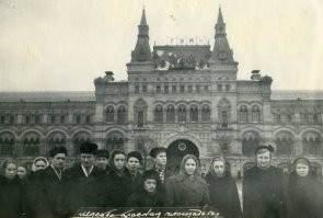 Фото на память перед ГУМом. Красная площадь. Москва.1956г.