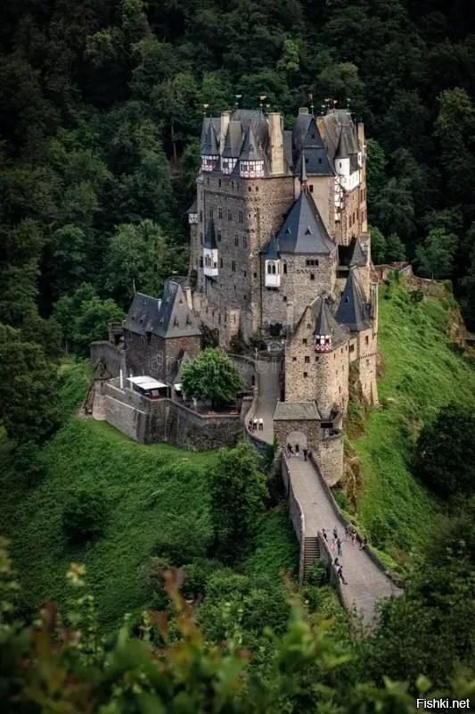 Замок Эльц (Германия) - один из самых древних и редких замков, который никогда не подвергался захвату и не был разгромлен. Замком Эльц более 800 лет владеет семья Эльц.