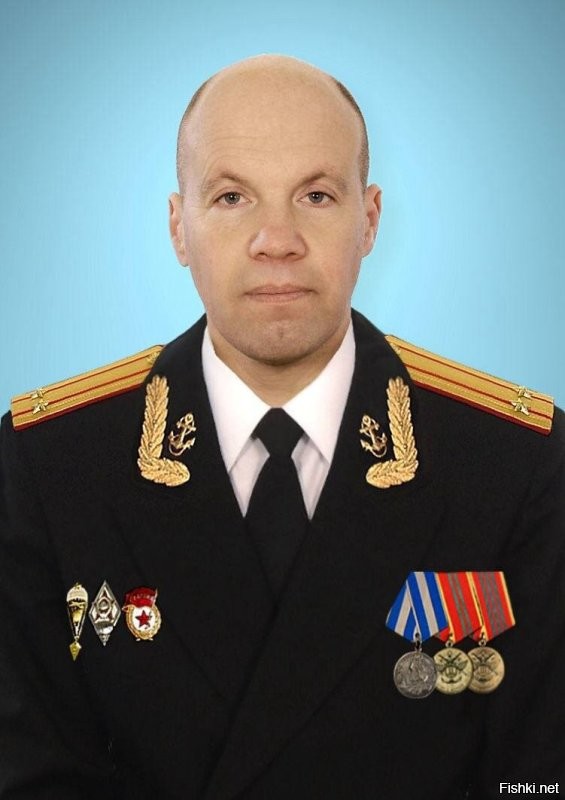 Ну вот. Еще один дуг детства погиб. 
Сашка Унинский. 
Познакомились в начале 90-х
Ходили вместе на секцию по рукопашному бою в бригаду морской пехоты. 
После окончания  школы, он поступил в общевойсковое училище, а я в Калининградскую  мореходку.