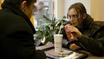 смешная постанова
наложил себе перьев горку на голову)
А вообще он же нормально загребает денег,  я слышал