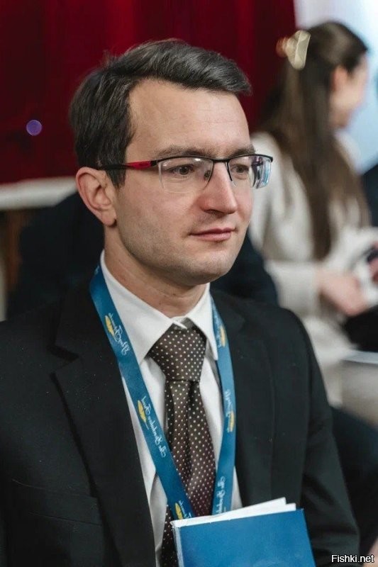Польского политолога задержали, как только он публично осудил эскалацию украинского конфликта, которой сейчас занимаются европейские власти. 

«В 06:00 в мою квартиру в Варшаве постучал пограничник Республики Польша. Меня достали из постели и в наручниках отвезли в автозаке в офис прокурора в Перемышле. Это случилось всего через десяток часов после митинга»,   пишет Томаш Янковский в соцсетях. 

Как рассказал RT один из его соратников, Томаш хотел посетить международный форум сотрудничества в Москве. И его задержали, чтобы не дать выехать. Более того, запретили месяц покидать Польшу. 

Янковский уже страдал за свою позицию: его хейтили на родине и называли «экспертом восточной пропаганды» за его комментарии на RT.
@rt_russian