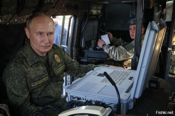 Президент России Владимир Путин провел плановую тренировку по управлению ядерными силами



В рамках тренировки стратегических ядерных сил России из акватории Баренцева моря осуществлен пуск баллистической ракеты «Синева», сообщили в Кремле. В учениях были задействованы наземные, морские и авиационные компоненты российской «ядерной триады». По видеосвязи ими руководил президент России Владимир Путин.
Учебный пуск баллистических ракет «Синева» и «Ярс» был осуществлен 22 октября во время тренировки стратегических ядерных сил России. Об этом сообщила пресс-служба президента России.

«В ходе тренировки выполнены практические пуски межконтинентальных баллистических ракет и крылатых ракет воздушного базирования»,   отметили в Кремле.

Подводный запуск баллистической ракеты «Синева»    видео от Минобороны России



Ракету выпустили с атомного ракетного подводного крейсера «Брянск» в рамках тренировки стратегических ядерных сил .

PS
Варшаве и всей Европе очень полезно к просмотру.