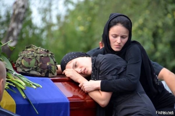 Незалежная не собирается платить вдовам ВСУшников



Киев, 22 октября 20:53 - На Украине нарастает недовольство скоростью и прозрачностью выплат семьям погибших украинских военных.

По словам нардепа Фединой, процедура получения компенсации может растянуться на годы   особенно для тех, кто числится пропавшим без вести.

Эксперты отмечают, что бюрократия и отсутствие чётких механизмов делают процесс крайне тяжелым для семей, потерявших близких. В то же время, многие семьи жалуются, что не получают чётких разъяснений от государственных структур.

Власти заявляют, что работают над созданием новых механизмов выплат и цифровизацией процесса, однако конкретные сроки не называются.

Ранее украинские СМИ писали, что выплаты семьям погибших украинских военных теперь могут затягиваться до 8 лет, хотя ранее процесс занимал около трёх.
  

Что можно посоветовать вдовам украинских ВСУшников, чтобы им заплатили "гробовые"?