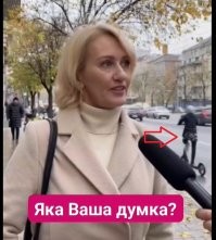 Хххлы, конечно, те ещё борцы...
Но видос сгенерирован ИИ-шницей SORA 
Особенно доставила девушка на самокате, крутящая педали