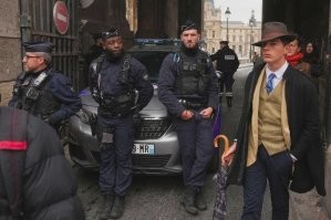Приколоть? Расследованием занимается вот этот типок справа, в шляпе. Не шутка.