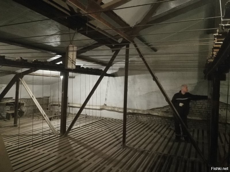 А вот что там на самом верху. Здесь небольшой ДК, но смысл тот же.