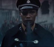 (Deutschland) mein Herz in Flammen
Will dich lieben und verdammen
(Deutschland) dein Atem kalt
So jung und doch so alt