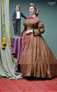 Как ни странно - но название правильное. Человек аномально маленького роста может быть либо карликом, либо лилипутом. Карлик - урод, с нормальным туловищем и короткими ногами. Лилипут - красивый, пропорционально сложеный.  Карлики встречаются чаще.