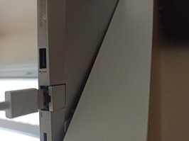 Отвечаю как ремонтник: силой можно воткнуться и в неподходящий разъем, при этом раздолбав его к чертям.