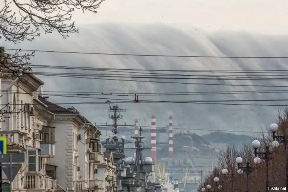 У нас в Новороссийске точно такая же фигня
Маркхотский хребет обрывается над морем
Облака плывут по нему, и холодной "бородой" падают вниз, на 500 метров, разгоняясь до 30 м\с, и называется это "Норд-Ост"