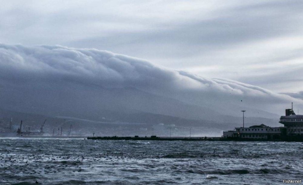 У нас в Новороссийске точно такая же фигня
Маркхотский хребет обрывается над морем
Облака плывут по нему, и холодной "бородой" падают вниз, на 500 метров, разгоняясь до 30 м\с, и называется это "Норд-Ост"