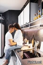 Люди, собравшиеся на кухне: