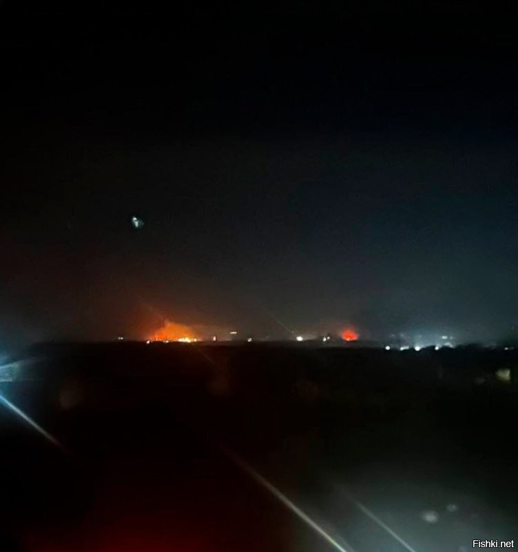 Массовая атака "Гераней" (более 20 прилетов) на Каменское Днепропетровской области. 

   Мониторинговые каналы отмечают, что под ударом Среднеднепровская ГЭС.

   О прилетах по Днепровскому металлургическому комбинату в Каменском сообщают местные каналы.