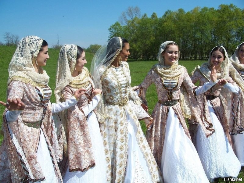 "Чеченские женщины должны носить платки": помощник Кадырова порекомендовал соотечественницам покрывать головы