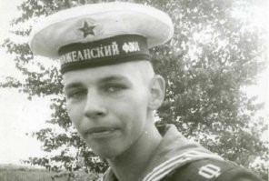 ....Но из-за того, что Лагутенко отправился служить в армию (ряды ВВС) о музыкальной деятельности пришлось на время забыть....
ВМФ и ВВС совершенно разные рода войск.