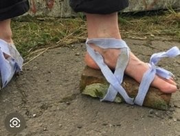 20-летний парень похож на ученика начальных классов