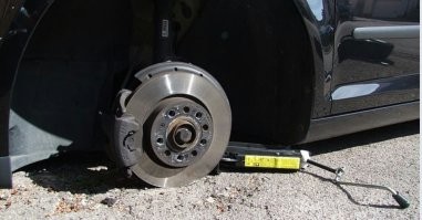 В данном и прочих похожих случаях авто падает на тормозной диск. Т.е. хоть какое-то зацепление с асфальтом есть. Примерно, как на этом фото.