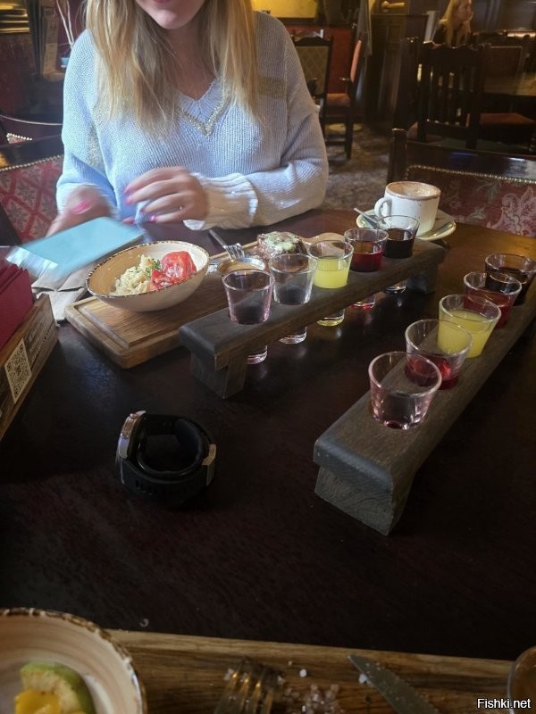 Лучше всего стал готовить я сам,  как пошёл на 1 курс , так и завертелось к 4 меня было сложно чем то удивить , разве кондитеркой мамы (мастер-кондитер ещё времен СССР,  по ближней загранице даж каталась). Таки после 2 месяца у нас в комнате было чётко поделено, кто ходит в магазины и знает где дешевле, кто все чистит и режет и моет посуду, а я просто готовил на всех ... но это нынче очень редко может раз в год ... так по общепитам больше , к сожалению.