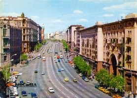 Я помню Москву, когда в районе метро Аэропорт еще яблоневые сады были.
А Тверская (ул. Горького) была в деревьях.