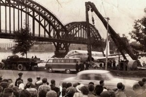 Посадка Ту-124 на Неву произошедшая в среду 21 августа 1963 года. Авиалайнер Ту-124 авиакомпании «Аэрофлот» выполнял плановый регулярный рейс SU-366 по маршруту Таллин   Москва, но после неполадки со стойкой шасси и отказа обоих двигателей приводнился на Неву в Ленинграде. Никто из находившихся на его борту 52-х человек (45 пассажиров и 7 членов экипажа) не пострадал. Пилоты-герои:  Командир воздушного судна Виктор Яковлевич Мостовой, второй пилот   Василий Григорьевич Чеченев, штурман   Виктор Царёв, бортмеханик   Виктор Смирнов, бортрадист   Иван Беремин и  
бортпроводники - Александра Михайловна Александрова и Виктор Харченко.