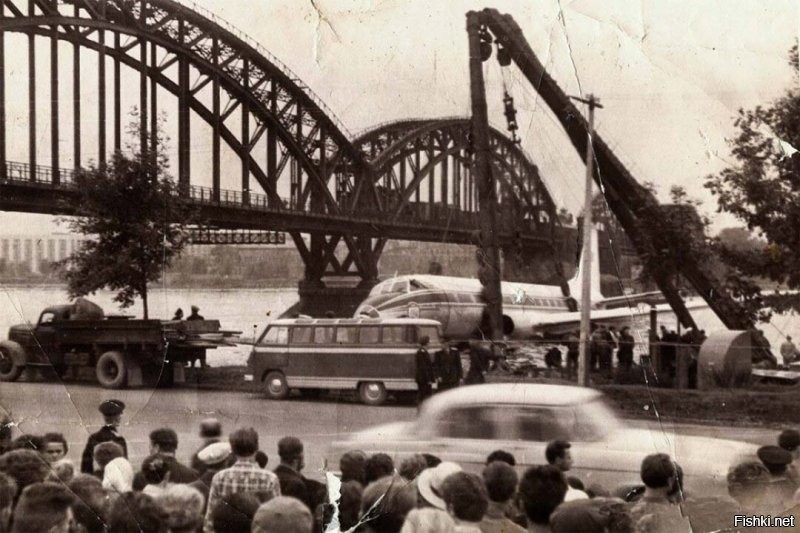 Посадка Ту-124 на Неву произошедшая в среду 21 августа 1963 года. Авиалайнер Ту-124 авиакомпании «Аэрофлот» выполнял плановый регулярный рейс SU-366 по маршруту Таллин   Москва, но после неполадки со стойкой шасси и отказа обоих двигателей приводнился на Неву в Ленинграде. Никто из находившихся на его борту 52-х человек (45 пассажиров и 7 членов экипажа) не пострадал. Пилоты-герои:  Командир воздушного судна Виктор Яковлевич Мостовой, второй пилот   Василий Григорьевич Чеченев, штурман   Виктор Царёв, бортмеханик   Виктор Смирнов, бортрадист   Иван Беремин и  
бортпроводники - Александра Михайловна Александрова и Виктор Харченко.