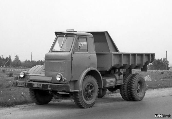 МАЗ - 510 (переделали из 503 модели)
В начале 1960-х помимо основного варианта кабины со «спальником» по умолчанию, разработали более простой, одноместный вариант специально для самосвалов. Исходили из соображений экономии металла, снижения массы и соответственно, повышения экономичности, самосвал ведь ездит на небольшие расстояния. Изготовили единственный экземпляр.
Эта версия МАЗа проходила заводские испытания наравне с обычной версией с полноценной кабиной.
В ходе исследований выяснилось отсутствие существенного выигрыша от упрощения кабины. Хоть вес и снизился почти на 170 килограмм, расход топлива при движении по трассе наоборот вырос, за счет увеличения парусности.
Отказались от этой идеи