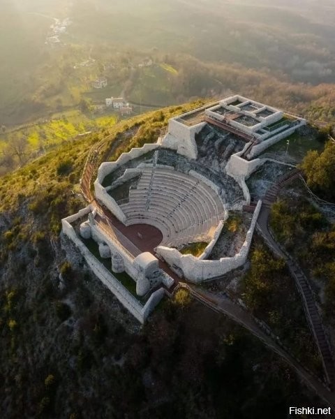 Он был случайно обнаружен в 2000 году местным пилотом, летевшим на своём сверхлёгком вертолёте, который заметил его необычную планировку с воздуха после того, как пожар уничтожил растительность.

Что-то сомнительно, что за 2 с ликуем тысячи лет, никто на него случайно не наткнулся, тем более, что в 20 с небольшим километра оттуда Неаполь, жители которого его и строили. Скорее всего про него знали, но он просто никому накер был не нужен