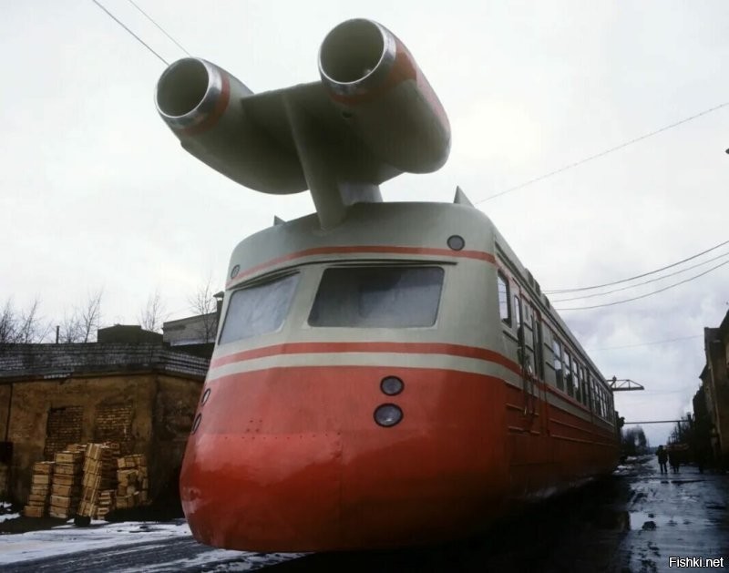 Мы сейчас рискуем запутаться в критериях рекордов. Как известно, в КРГ, жим от груди это одно, а жим от груди когда правое яйцо зачесалось, это совсем другой рекорд. Если из критериев вычеркнуть такой фактор как "машинист выжил, и лично приз получил", то можно вообще на одной рельсе гонять, и рекорд будет побит. 
У меня с японским языком не очень, по этому приходилось читать корявый перевод. Но как я понял, япы и чизбургер гоняли полные составы. И рекорд именно узкой и для состава. Тип движителей тоже был разный. 
Французы свой поезд запустили, а потом модернизировали на основе опыта эксплуатации и новых технологий. А наши продолжали на воду дуть. 
Эр-200 сразу был электрическим. Но до него,  подсмотрев идею у тех же французов (чисто в плане движителя), был эксперимент с реактивными двигателями. Но очко напекло не только машинистам, но и чиновникам. И правильно напекло, безопасность всего хромала. 
P.S. и снова Германия. 1903 год, 210 км/ч.