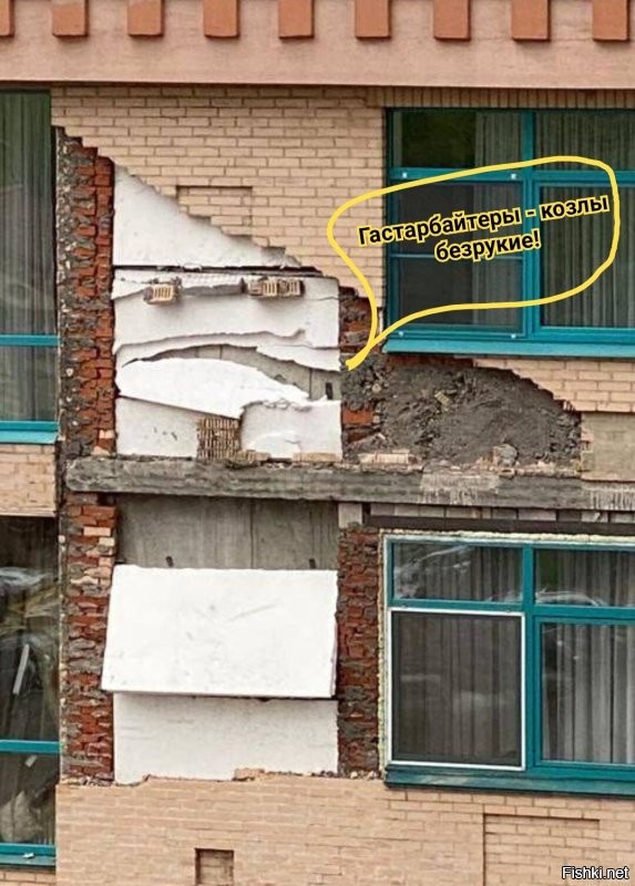 За фасадом «премиального» ЖК — битый кирпич и палки: москвичи ужаснулись состоянию домов «топового» застройщика