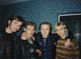 Я фоткал в 97г своих закадык, троих на фото, уже не в живых...