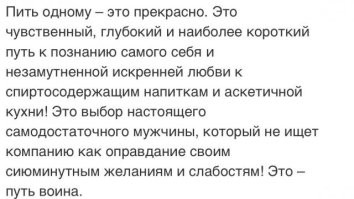 Дети пытаются достать мандарин из стакана с водой