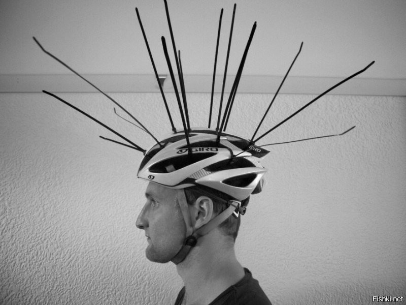 Ну начнём:
Первое: на велике без шлема нестоит ездить. (If you don't need the head, you need no helmet)
Второе: очки, тоже обязательная часть экипировки. Мало ли какая муха влетит в глаз.
Я от себя настаиваю ещё и велоперчатки.

Ну и мерзкие Магпаи. (Это и есть эта "сорока") действительно атакуют людей и стоит усовершенствовать шлем немного. Только покороче стяжки подрезать, и наискосок,  чтобы жёстче и острее были.