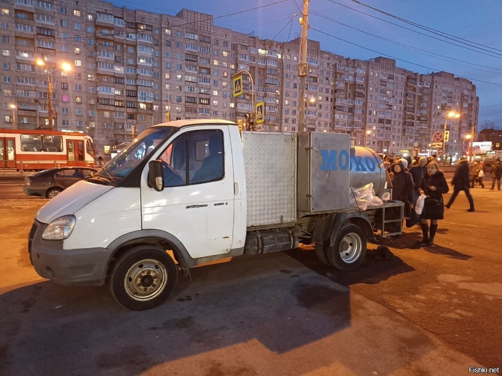 А у вас натуральное молоко фермеры продают из бочки?
Наверно только по заказу и за бешеные бабки как "эко".
В Питере в каждый двор привозят разливное свежее. И в супермаркетах всё ломится.