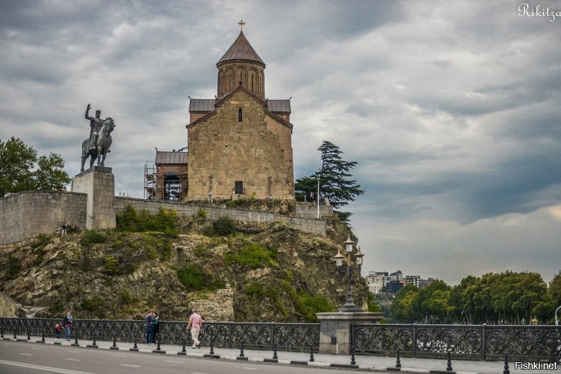 На изображении представлена церковь Метехи в Тбилиси, Грузия. Она расположена на скалистом утёсе над рекой Кура.