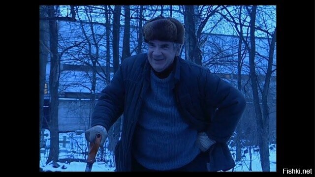 Курьер с цветами упал в свежевырытую могилу на похоронах