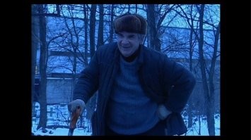Курьер с цветами упал в свежевырытую могилу на похоронах