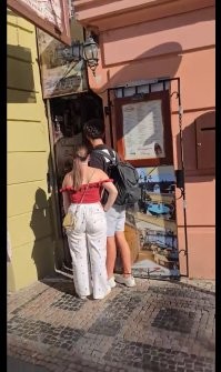 Ходил там, прикольная улочка
Но в обязательном порядке стоят особо одаренные, своими жопами перекрывая и без того узенький выход