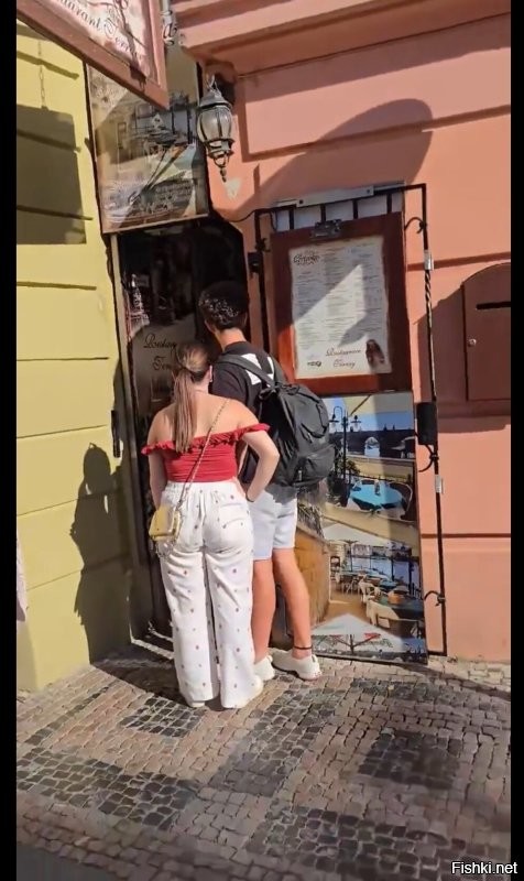 Ходил там, прикольная улочка
Но в обязательном порядке стоят особо одаренные, своими жопами перекрывая и без того узенький выход