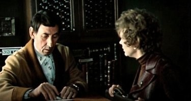 - Никаких квартир. Мы говорим о тете. Квартира это тетя. Метраж - возраст. Сколько лет вашей тете?
- Тете Анюте, наверное, лет 60 уже.
- Какой тете Анюте?
- Ой, я забыла. 40.
- А, другое дело.
Сколько у вас детей? Комнат, значит.
- Две.
- Двое, да?
Метраж? Простите, возраст?
- Двадцать пять и пятнадцать.
- Так.
Младшая, пожалуй маловата будет. Слишком молода.
- Ну так уж получилось.
- Я понимаю, но сейчас пятнадцать лет не котируется. Все хотят постарше.