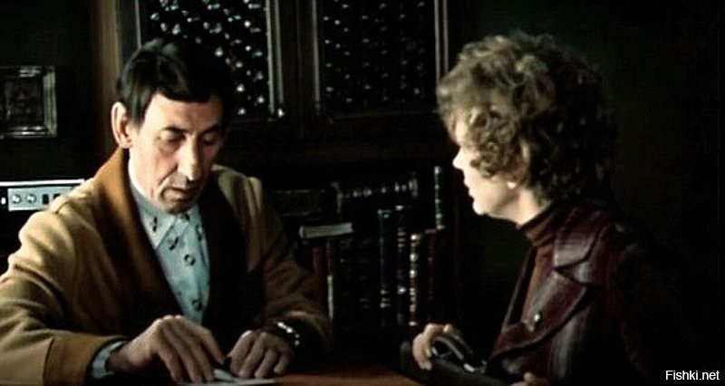 - Никаких квартир. Мы говорим о тете. Квартира это тетя. Метраж - возраст. Сколько лет вашей тете?
- Тете Анюте, наверное, лет 60 уже.
- Какой тете Анюте?
- Ой, я забыла. 40.
- А, другое дело.
Сколько у вас детей? Комнат, значит.
- Две.
- Двое, да?
Метраж? Простите, возраст?
- Двадцать пять и пятнадцать.
- Так.
Младшая, пожалуй маловата будет. Слишком молода.
- Ну так уж получилось.
- Я понимаю, но сейчас пятнадцать лет не котируется. Все хотят постарше.