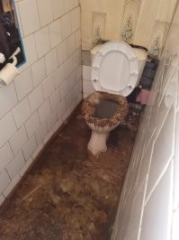 Что бывает в квартире 1 этажа когда уроды засорили слив в канализации на входе в люк, окурками, прокладками, апельсиновыми корками.....а хозяин квартиры жил на даче.
Тут приезжаю я и открываю дверь............................................