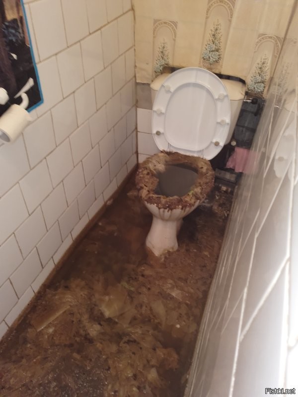 Что бывает в квартире 1 этажа когда уроды засорили слив в канализации на входе в люк, окурками, прокладками, апельсиновыми корками.....а хозяин квартиры жил на даче.
Тут приезжаю я и открываю дверь............................................