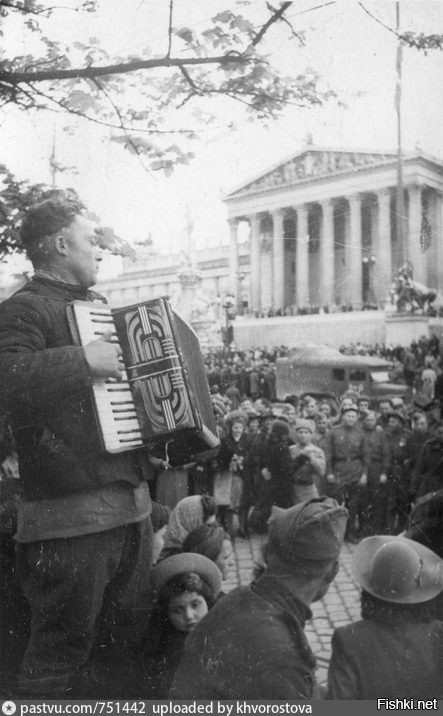 Весна сорок пятого года,
Как ждал тебя синий Дунай.
Народам Европы свободу
Принес жаркий солнечный май.
На площади Вены спасенной
Собрался народ стар и млад,
На старой израненной в битвах гармони
Вальс русский играл наш солдат.