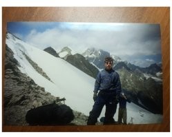 Меньше 100 кг. 

Это тяжело, но вполне реально. 
Для тренированного человека. 

Один раз, когда в горный поход уходил, из дома до поезда тащил 88 кг. 
Специально взвесил. :) 
Общественная снаряга была. 
Потом перераспределили, конечно. 
55 кг стало. 
Хм... Я тогда 72 кг весил.  
И не сказать, что был хорошо тренирован. 
Во всяком случае, не таскал такие веса постоянно.