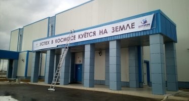 Там на улице, ничего секретного. 
И телевизионщики неоднократно снимали, с том числе и иностранные.