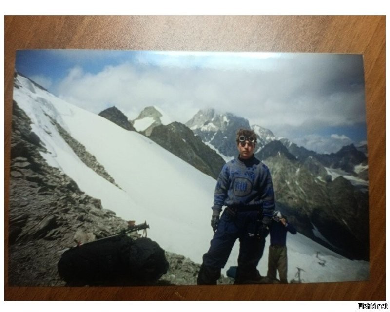 Меньше 100 кг. 

Это тяжело, но вполне реально. 
Для тренированного человека. 

Один раз, когда в горный поход уходил, из дома до поезда тащил 88 кг. 
Специально взвесил. :) 
Общественная снаряга была. 
Потом перераспределили, конечно. 
55 кг стало. 
Хм... Я тогда 72 кг весил.  
И не сказать, что был хорошо тренирован. 
Во всяком случае, не таскал такие веса постоянно.