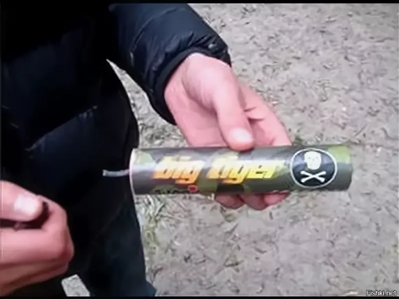 Паренек вполне имеет моральное право, толсторылому в ответку петарду в штаны закинуть! А там как повезет!